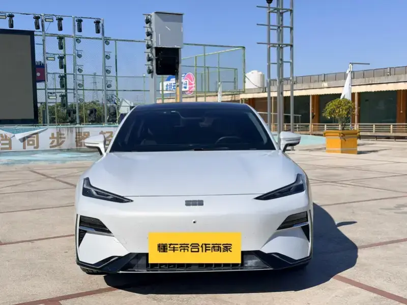 2024 Geely Galaxy E8 с пробегом 20 000 км