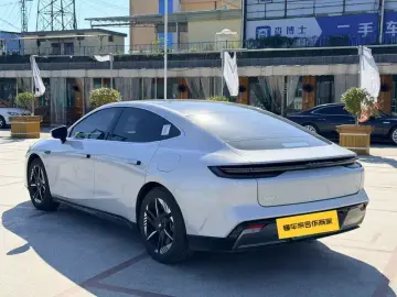 2024 Geely Galaxy E8 с пробегом 20 000 км