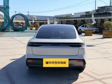 2024 Geely Galaxy E8 с пробегом 20 000 км