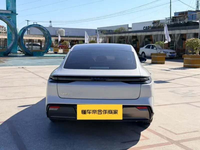 2024 Geely Galaxy E8 с пробегом 20 000 км
