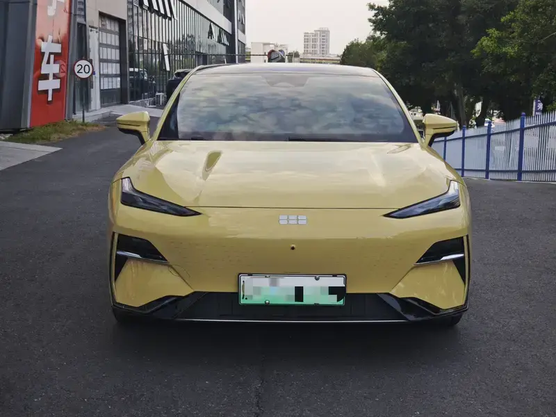 2024 Geely Galaxy E8 с пробегом 105 000 км