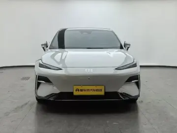 2024 Geely Galaxy E8 с пробегом 18 000 км