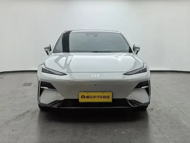 2024 Geely Galaxy E8 с пробегом 18 000 км