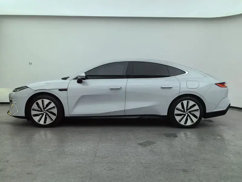 2024 Geely Galaxy E8 с пробегом 18 000 км