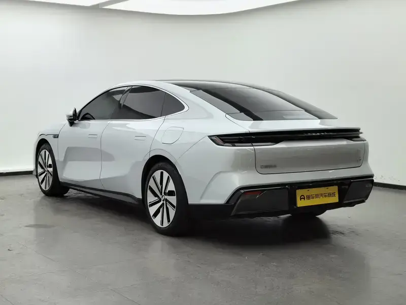 2024 Geely Galaxy E8 с пробегом 18 000 км