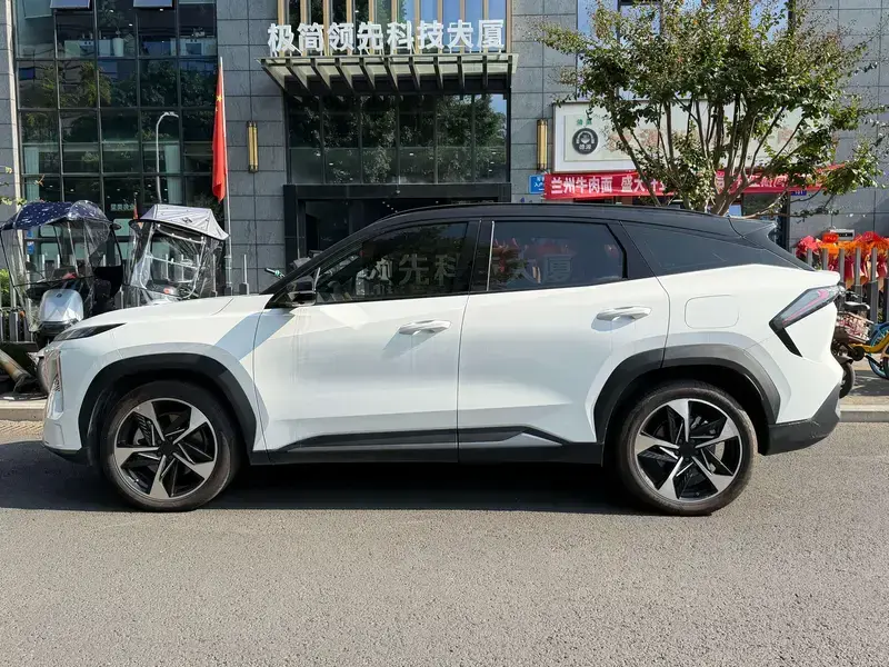 2023 Geely Galaxy L7 с пробегом 18 000 км
