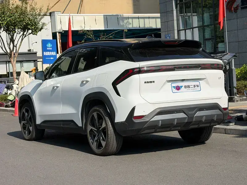 2023 Geely Galaxy L7 с пробегом 18 000 км