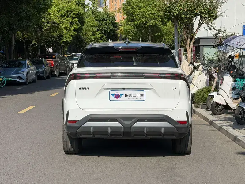 2023 Geely Galaxy L7 с пробегом 18 000 км