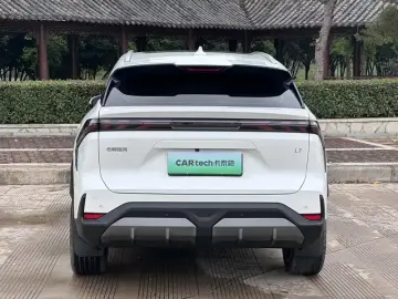 2024 Geely Galaxy L7 с пробегом 23 000 км