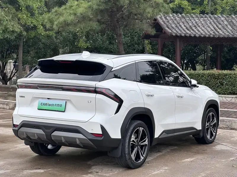 2024 Geely Galaxy L7 с пробегом 23 000 км
