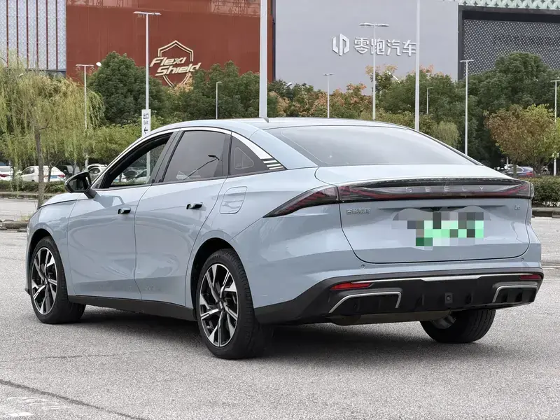 2023 Geely Galaxy L6 с пробегом 65 000 км