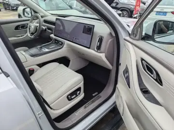 2025 Geely Galaxy M9 с пробегом 9 000 км