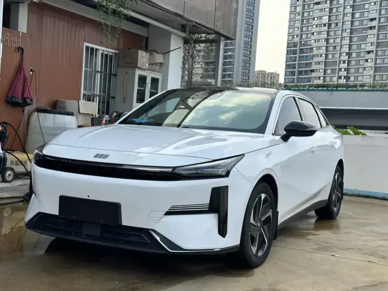 2023 Geely Galaxy L6 с пробегом 30 000 км
