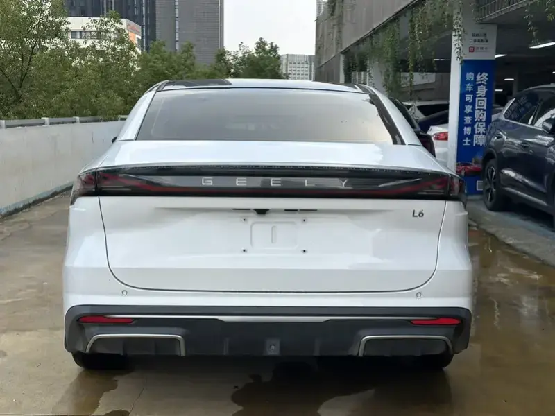 2023 Geely Galaxy L6 с пробегом 30 000 км