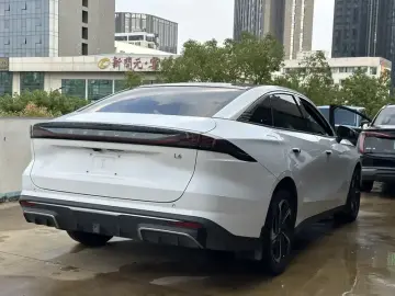2023 Geely Galaxy L6 с пробегом 30 000 км