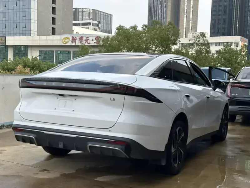 2023 Geely Galaxy L6 с пробегом 30 000 км