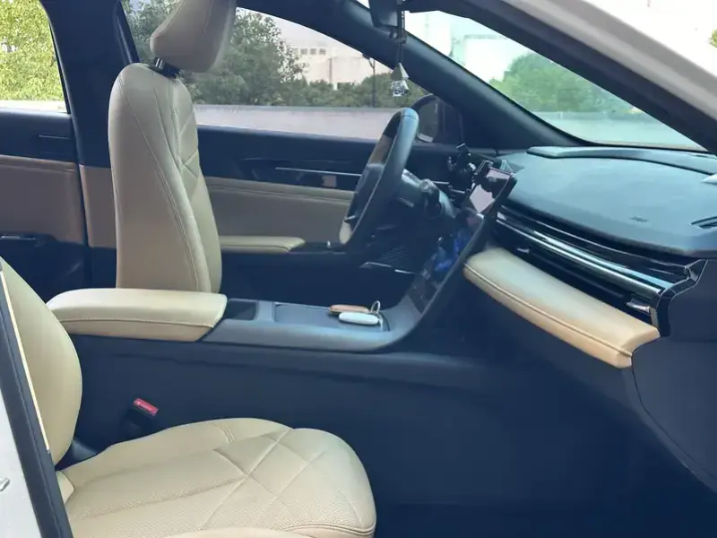 2023 Geely Galaxy L6 с пробегом 30 000 км