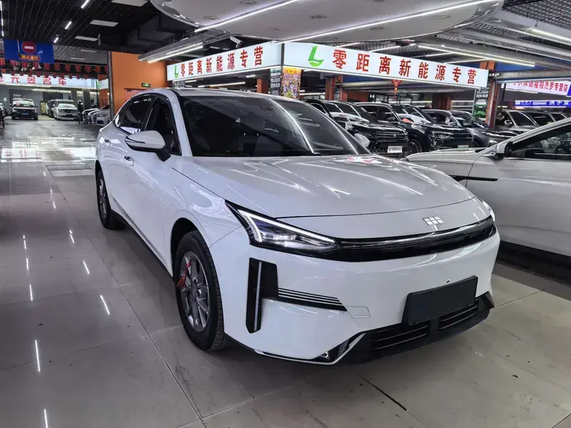 2025 Geely Galaxy L6 с пробегом 30 000 км