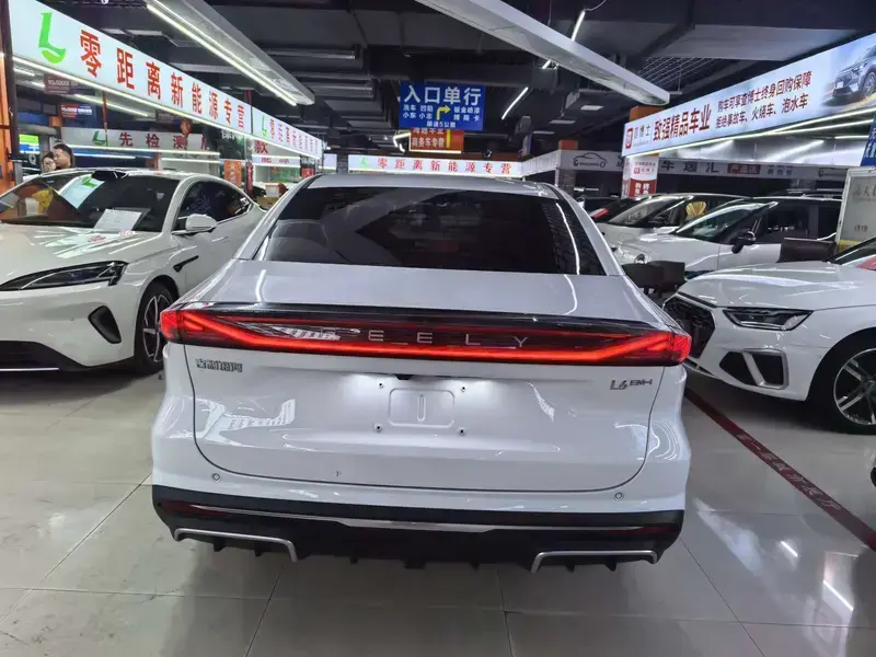 2025 Geely Galaxy L6 с пробегом 30 000 км