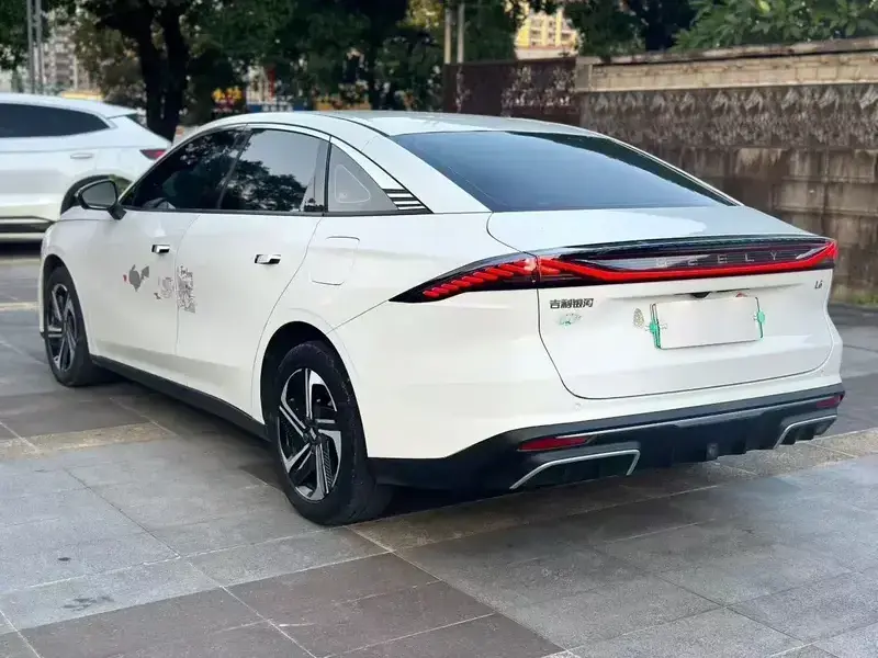 2024 Geely Galaxy L6 с пробегом 57 000 км
