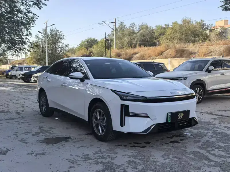 2025 Geely Galaxy L6 с пробегом 7 000 км