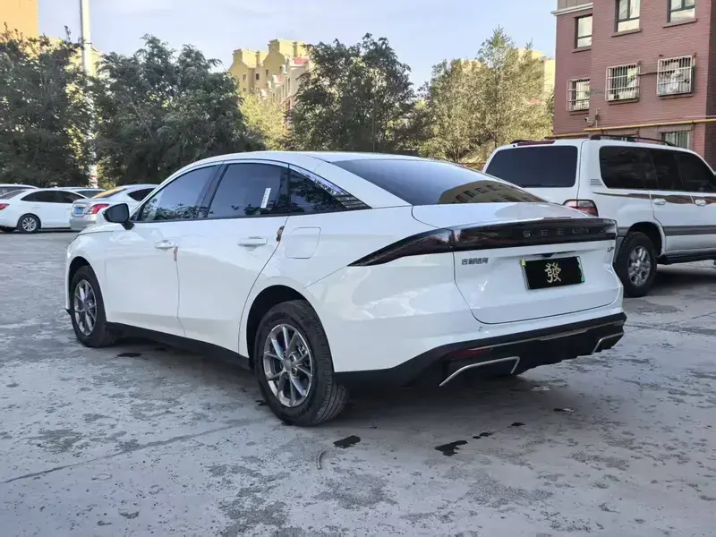 2025 Geely Galaxy L6 с пробегом 7 000 км