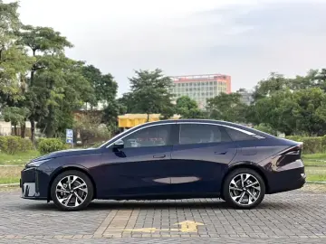 2023 Geely Galaxy L6 с пробегом 30 000 км