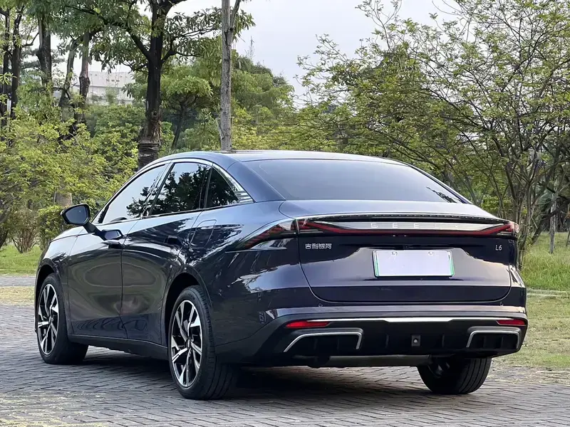 2023 Geely Galaxy L6 с пробегом 30 000 км