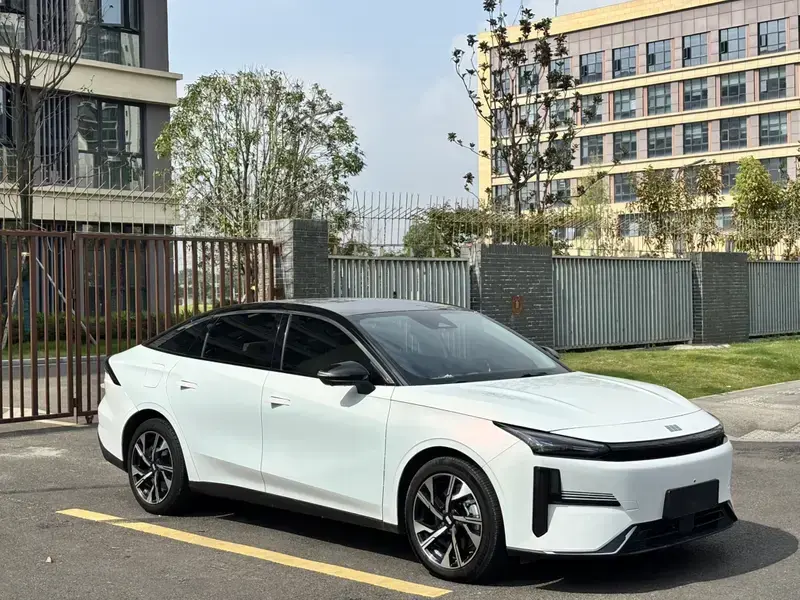 2023 Geely Galaxy L6 с пробегом 76 000 км
