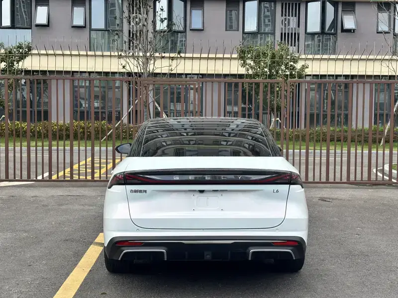 2023 Geely Galaxy L6 с пробегом 76 000 км