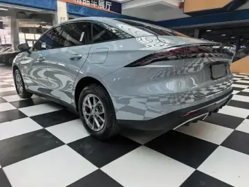 2025 Geely Galaxy L6 с пробегом 5 000 км