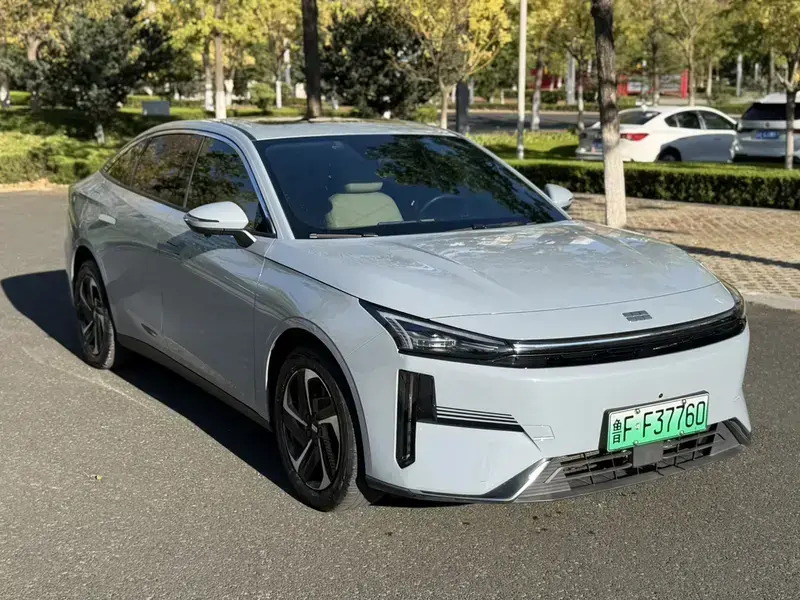 2023 Geely Galaxy L6 с пробегом 28 000 км