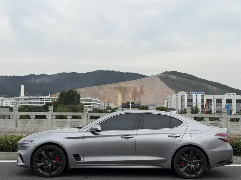 2023 Genesis G70 с пробегом 23 000 км