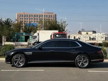2023 Genesis G90 с пробегом 56 000 км