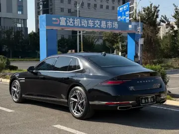 2023 Genesis G90 с пробегом 56 000 км