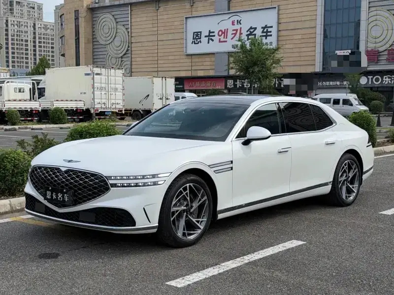 2023 Genesis G90 с пробегом 16 000 км