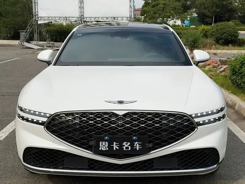 2023 Genesis G90 с пробегом 16 000 км