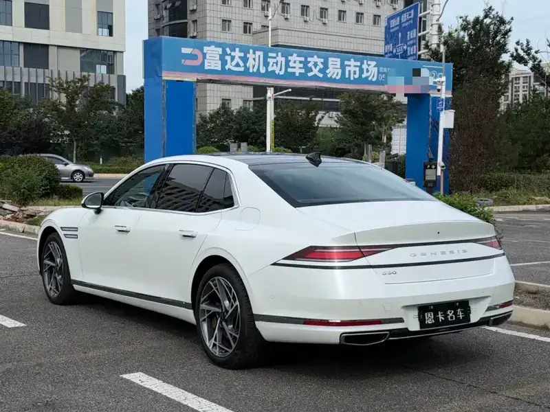 2023 Genesis G90 с пробегом 16 000 км