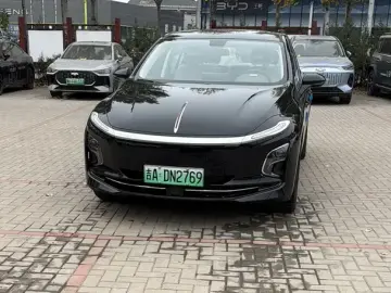2025 Hongqi E-QM5 с пробегом 100 км