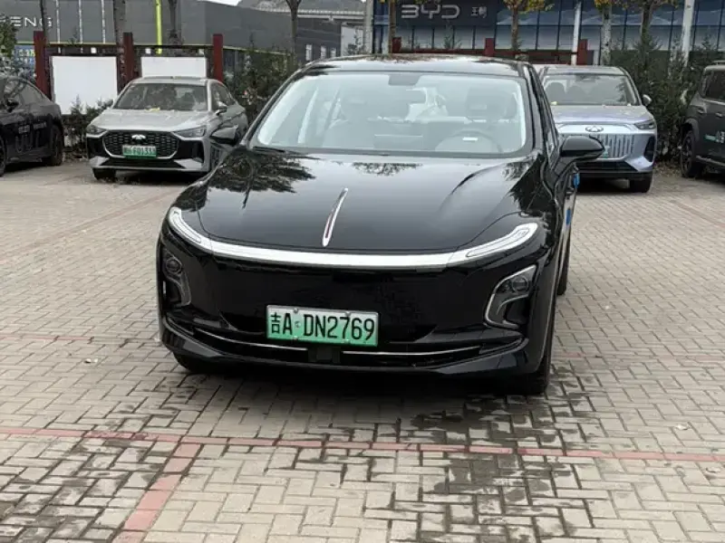 2025 Hongqi E-QM5 с пробегом 100 км