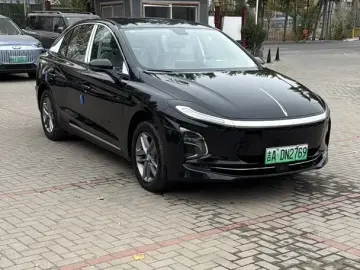 2025 Hongqi E-QM5 с пробегом 100 км
