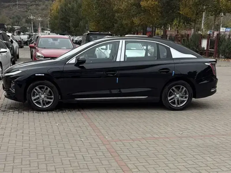 2025 Hongqi E-QM5 с пробегом 100 км