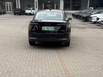 2025 Hongqi E-QM5 с пробегом 100 км