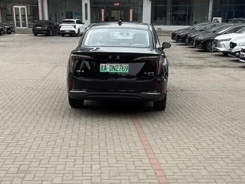 2025 Hongqi E-QM5 с пробегом 100 км