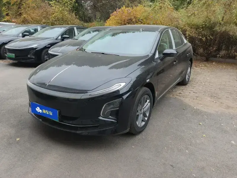 2025 Hongqi E-QM5 с пробегом 100 км