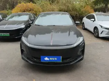 2025 Hongqi E-QM5 с пробегом 100 км