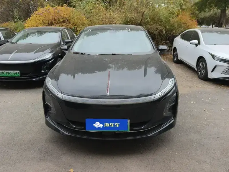 2025 Hongqi E-QM5 с пробегом 100 км