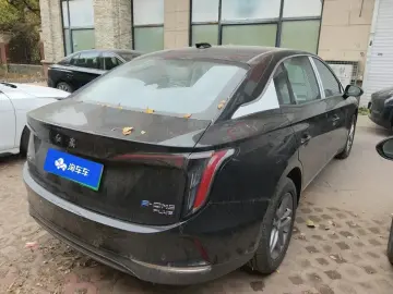 2025 Hongqi E-QM5 с пробегом 100 км