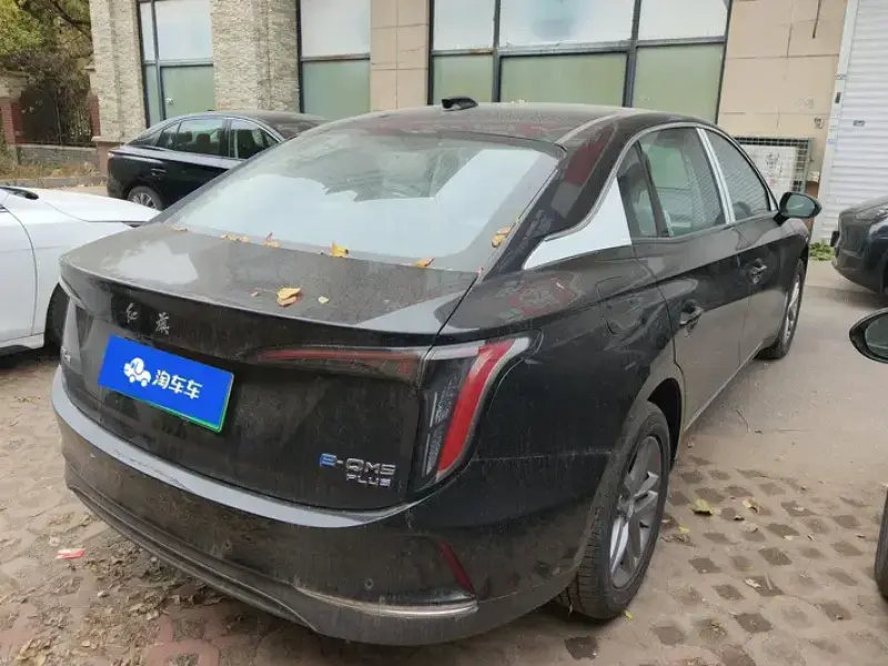 2025 Hongqi E-QM5 с пробегом 100 км