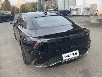 2025 Hongqi H6 с пробегом 5 000 км